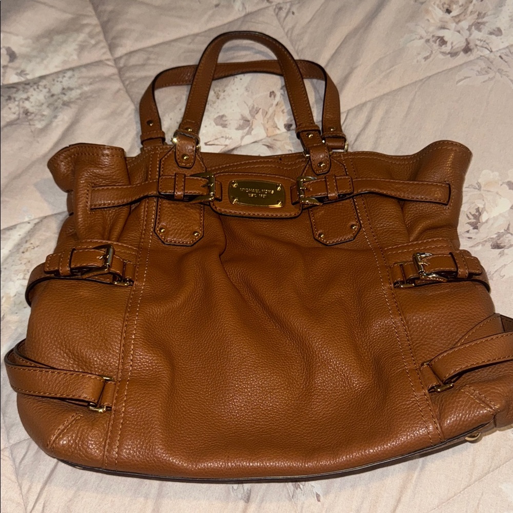 Gorgeous Michael Kors large pebbled leather tote in a classic camel/brown color.